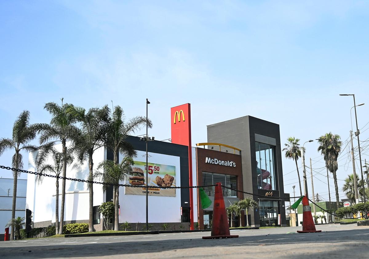 McDonald’s Peru Operator Shuts Restaurants for Inspection After Employee Deaths