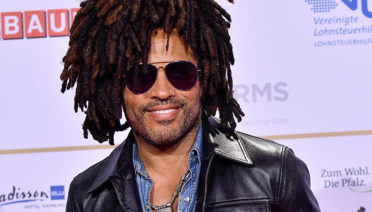Lenny Kravitz Joins Choir’s Performance, on Seeing Him All Are Stunned (Flashback Video)