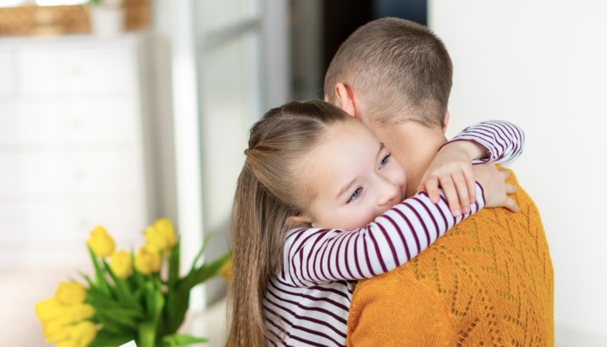 Mom with Cancer Lets 4-Year-Old Daughter Cut Her Hair ‘However She Wants’ Before Losing It to Chemo