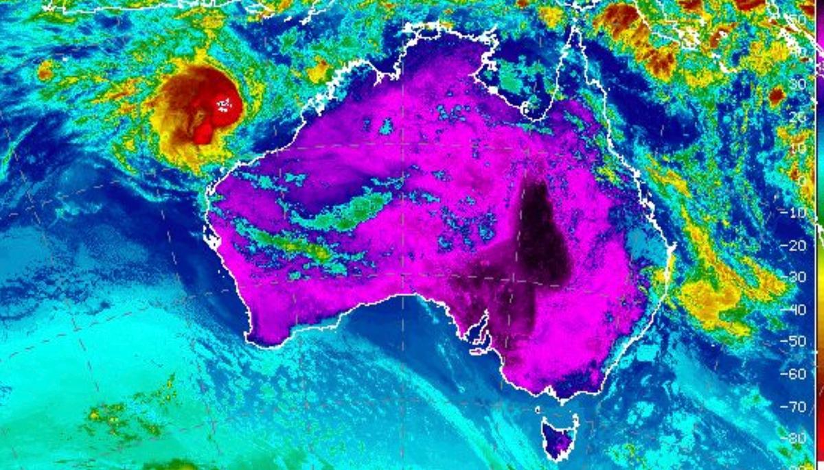 Cyclone Tracks Off Western Australia After Dumping 0.5 Meters Rain in Northern Territory