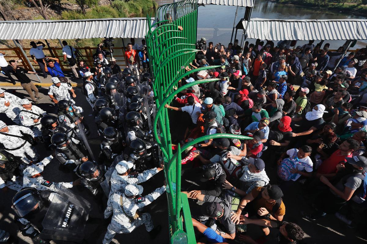 Mexico Blocks Hundreds of Migrants From Crossing Border Span