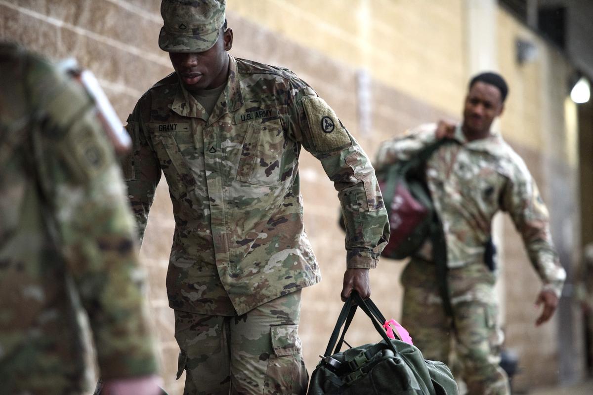 800 US Soldiers Return Home from Middle East