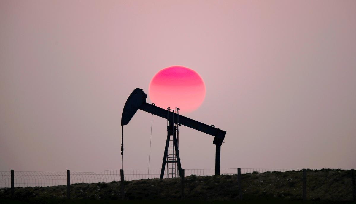 Oil Slides as Saudi Price Cuts Counter Middle East Worries