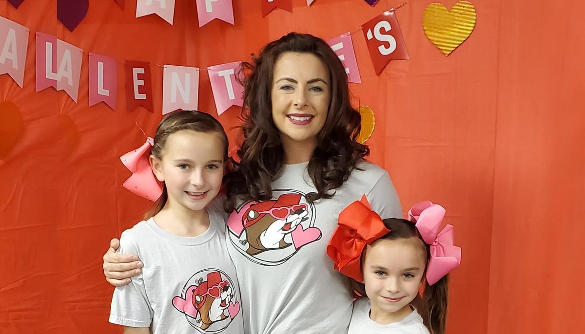 Mom Left in Tears on Reading a Stranger’s Note Who Paid for Her Daughter’s Birthday Cake