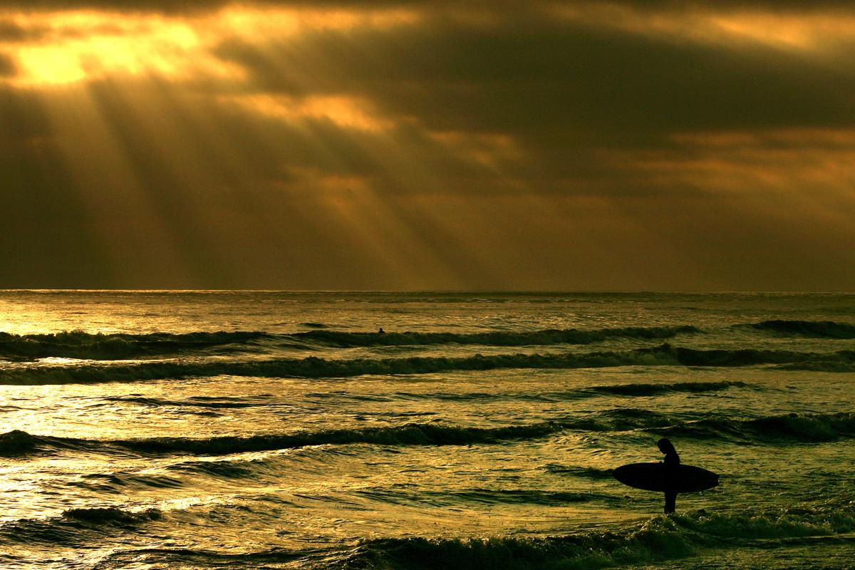 Stay-at-Home Order Leads Police to Give Citations to People Watching Sunset Near Beach