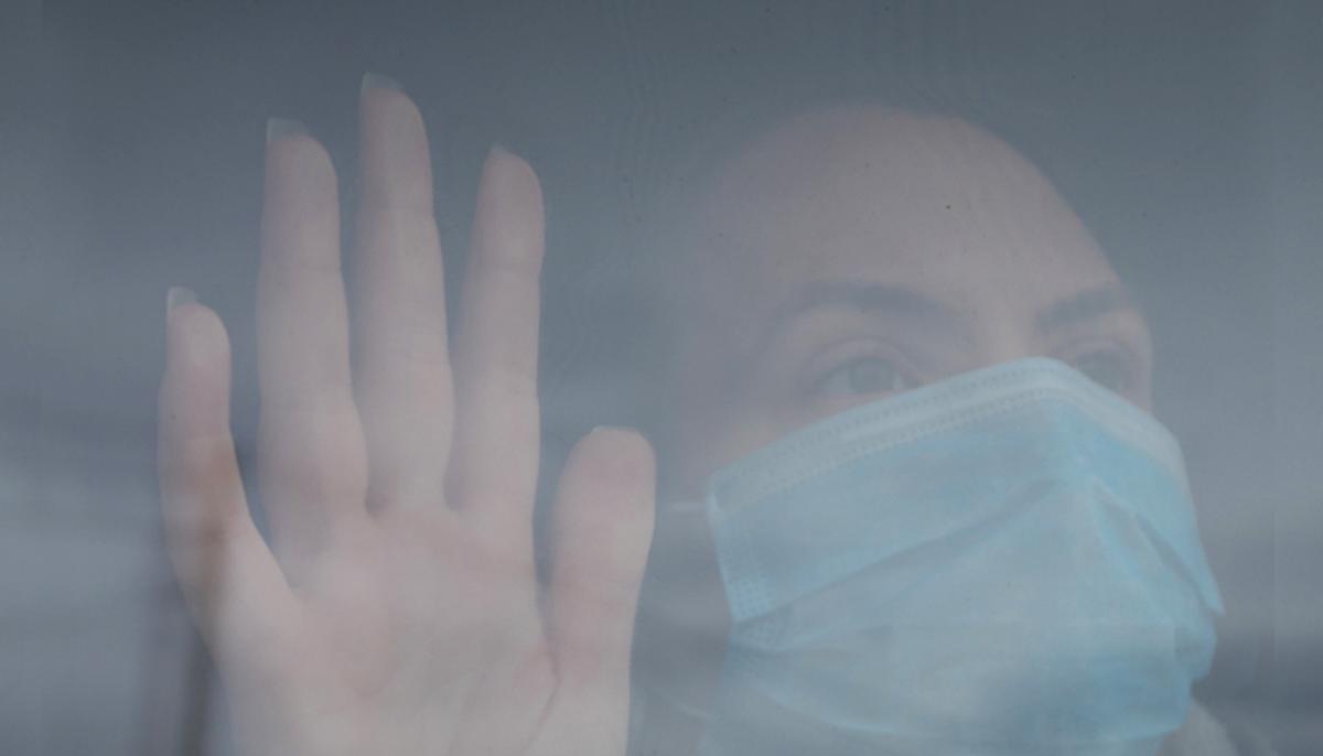 Husband Waits Outside Wife’s Hospital Window With a Sign: ‘I Can’t Be With You but I’m Here’