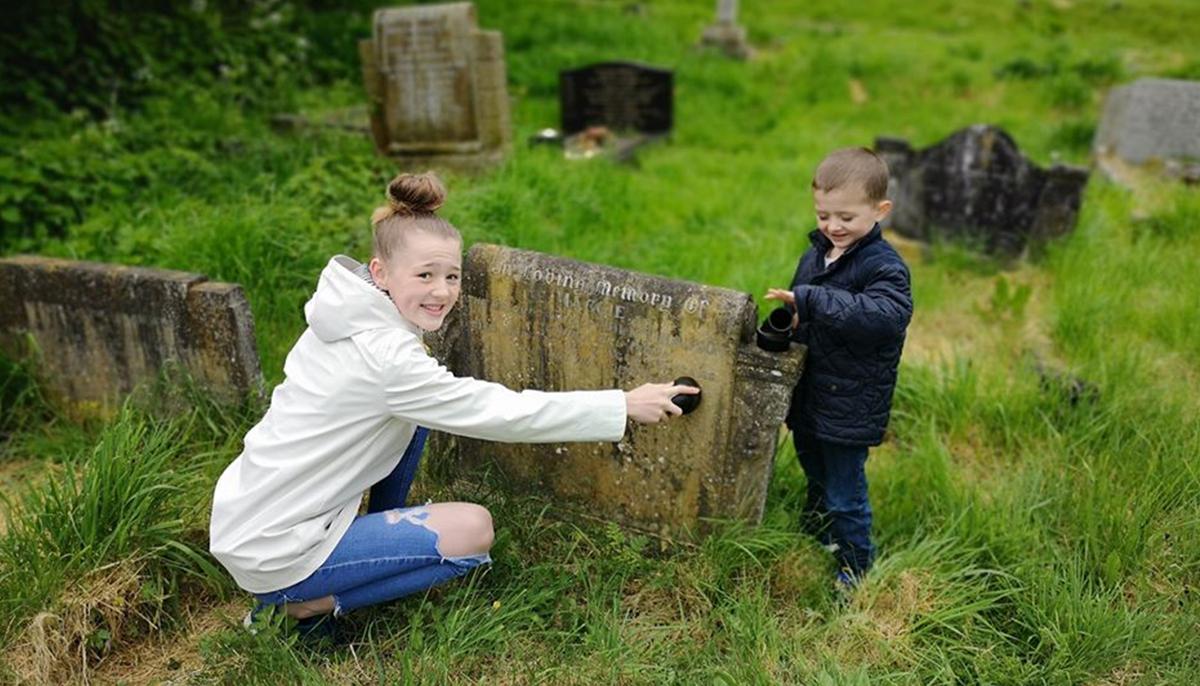 Brit Dad and Three Kids Clean Strangers’ Gravestones During CCP Virus Lockdown