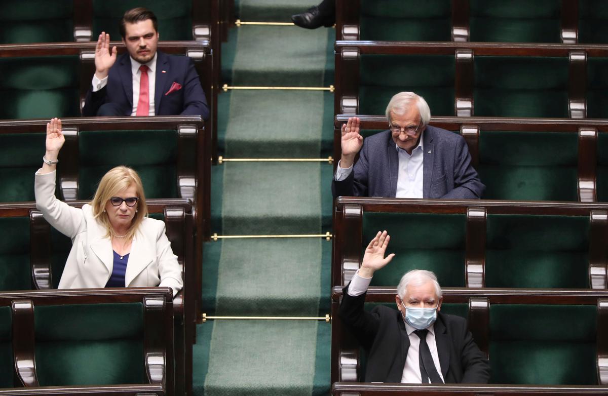 Fractures in Many Nations Widen Over How to Ease Lockdowns