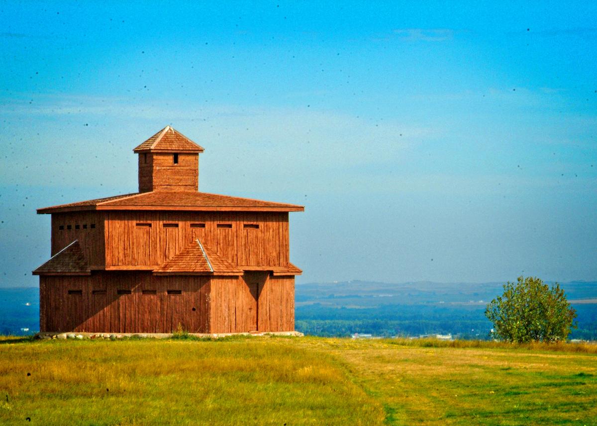 A building at Fort Abraham Lincoln State Park, not far from Bismarck, the last command post of General George Armstrong Custer before he was killed in Montana at Little Big Horn. (Copyright Fred J. Eckert)
