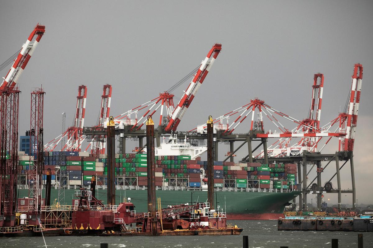 World’s Largest Shipping Company Expects 25 Percent Drop in Container Demand
