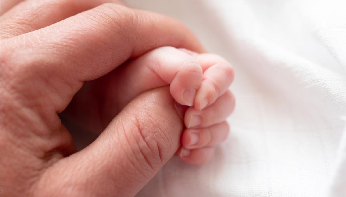 Man Finds Abandoned Baby Dumped by Side of the Road in Thailand, Has Her Rushed to Hospital