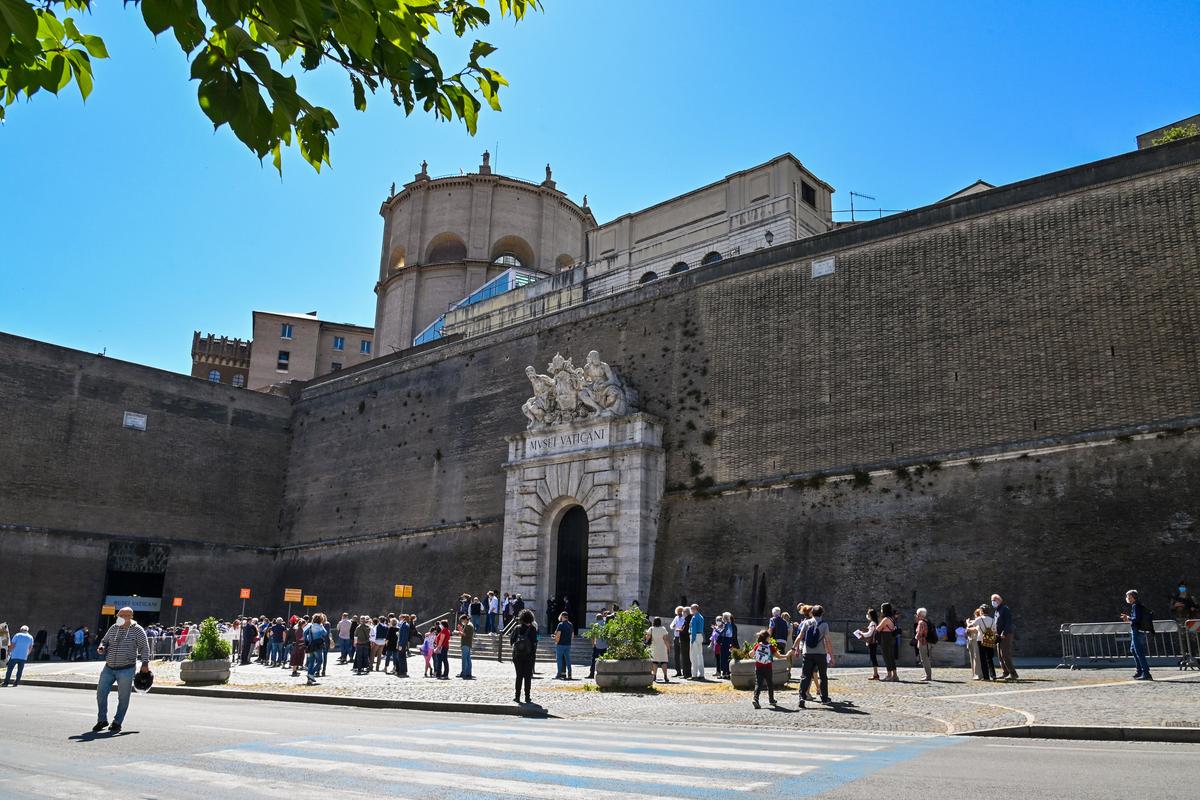 Lockdowns Ease in Florida, Europe With New Tourism Rules