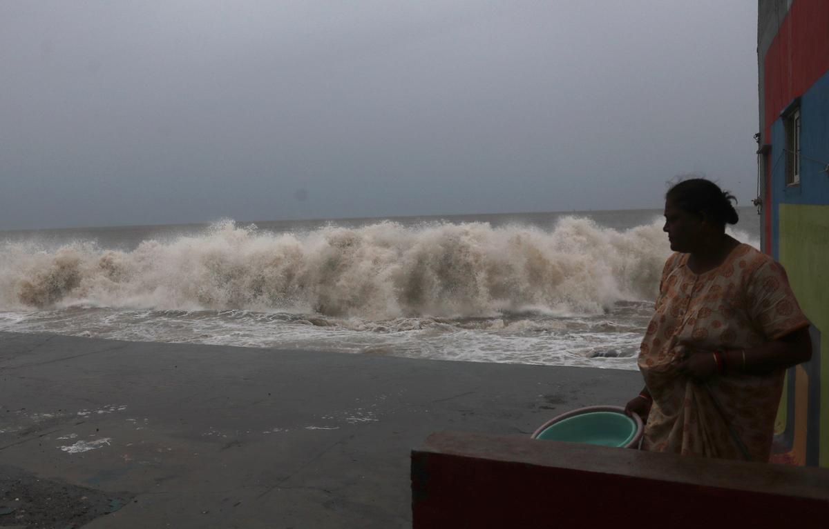Cyclone Lashes India’s Business Capital, 100,000 Evacuated