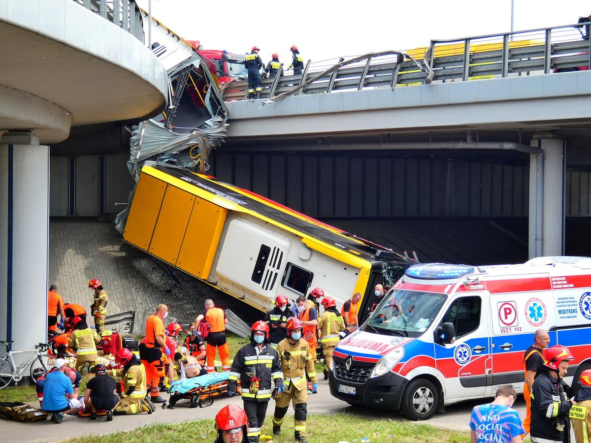 Bus Plunges Off Motorway Bridge in Polish Capital Warsaw, One Dead