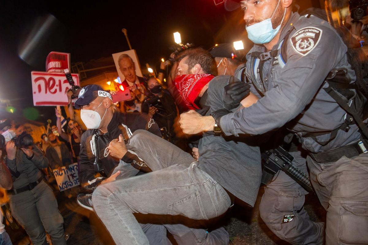 Israeli Police Use Water Cannons on Protesters, Arrest 55