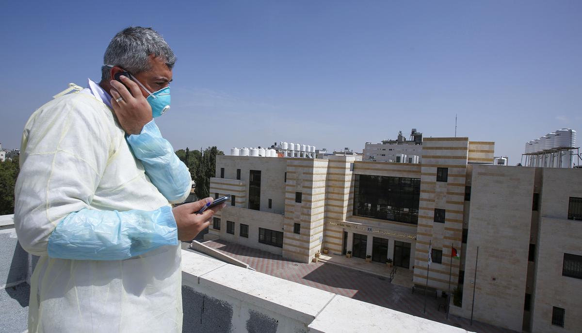 Son Scaled Hospital Wall Every Day to See His Mother Before She Died of CCP Virus