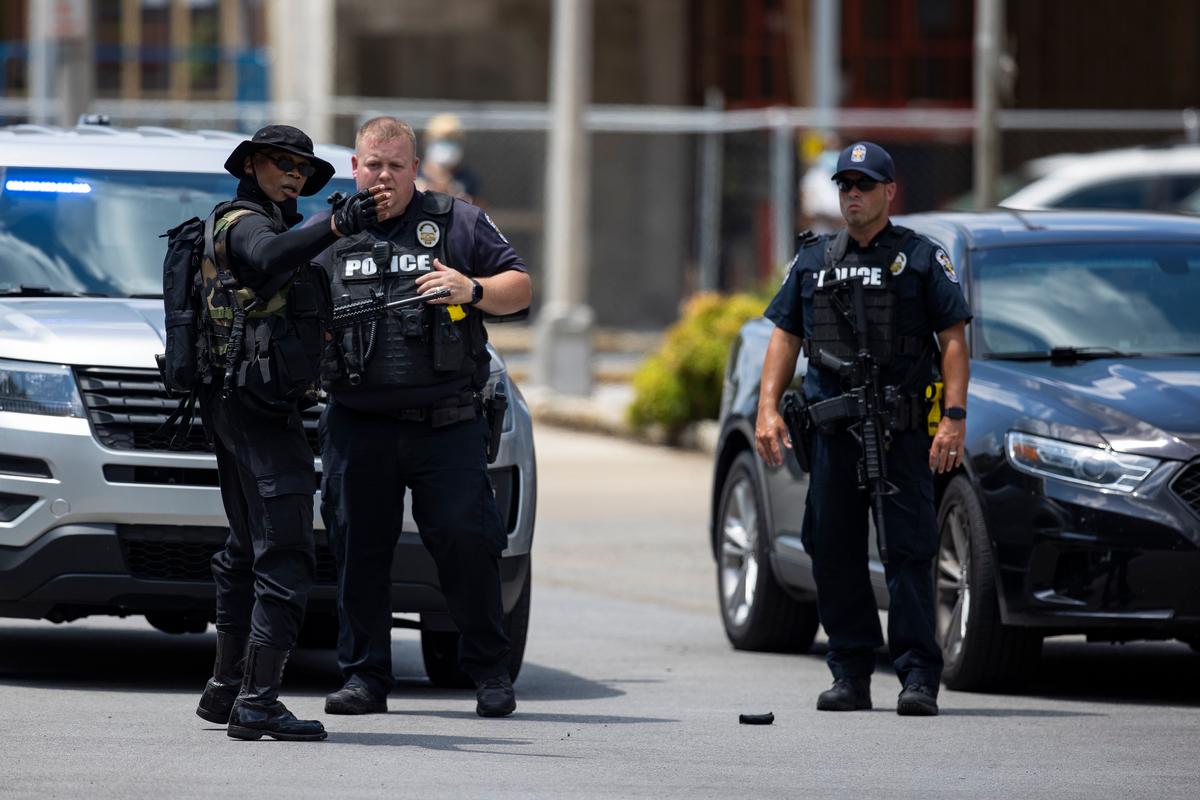 Police Officer Recounts Militia Leader Pointing Rifle at Him