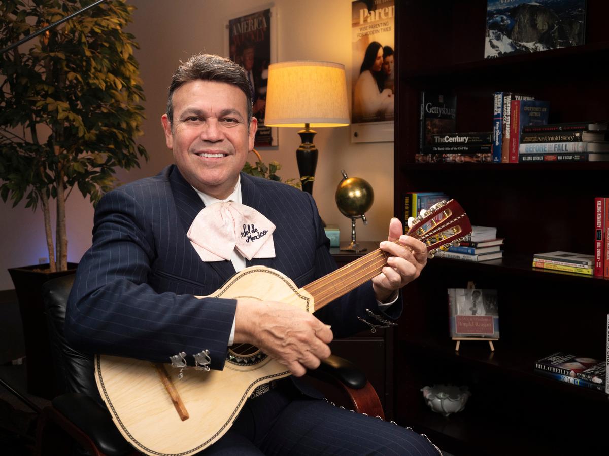 World-Renowned Mariachi Maestro Helps Latino Students Thrive in US