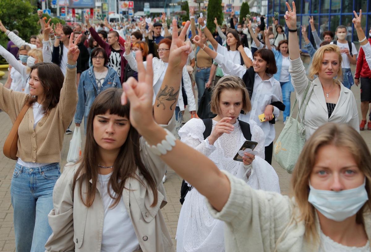 Belarus Police Fire Live Rounds at Protesters, Arrest Over 1,000