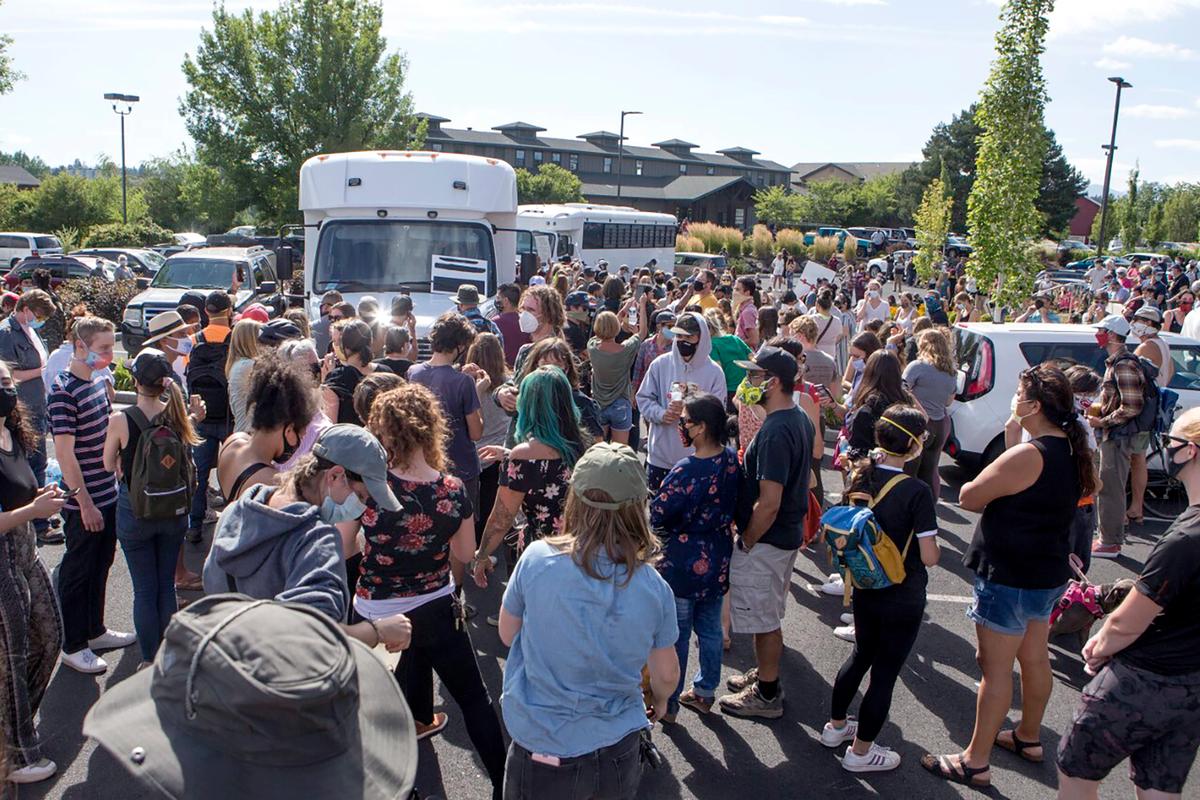 Bend, Oregon, Activists Block Immigration Buses, Prompting Federal Response