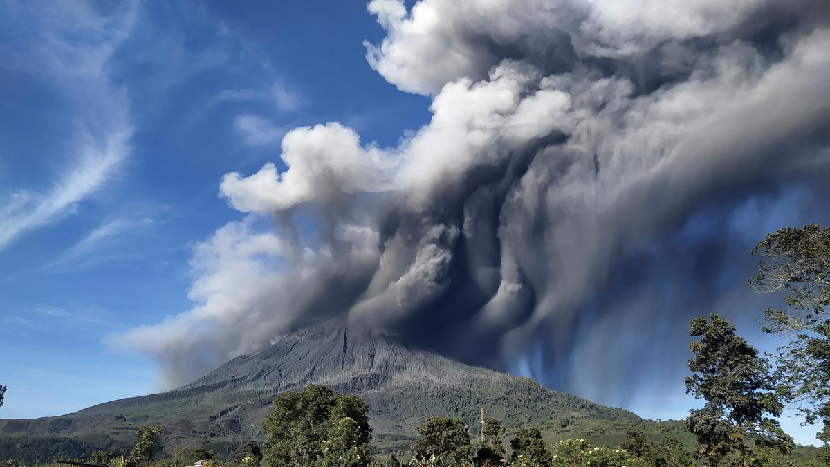 Indonesia’s Sinabung Volcano Spews New Burst of Hot Ash