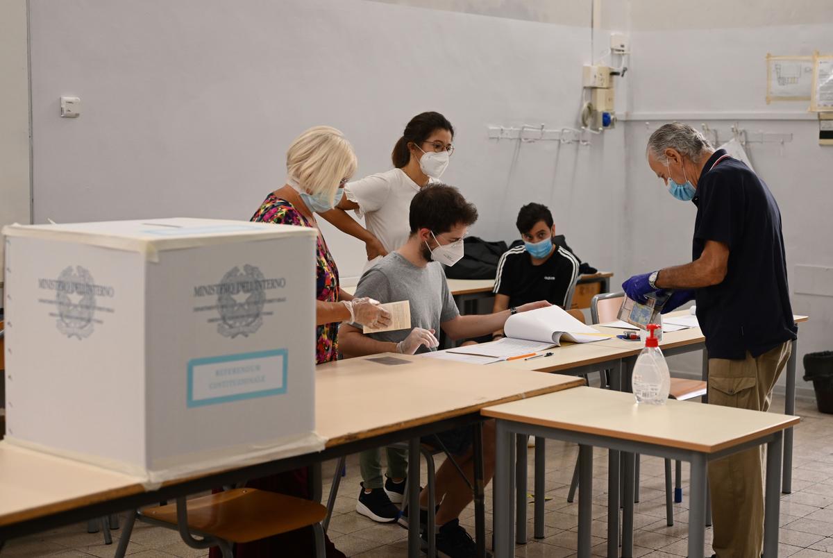 Italians Turn Out to Vote Despite Virus, Back Lawmaker Cuts