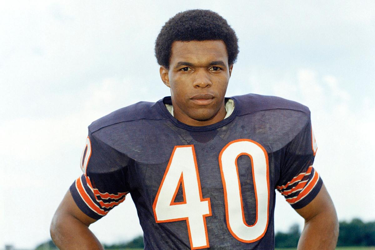 Gale Sayers, Bears Hall of Fame Running Back, Dies at 77