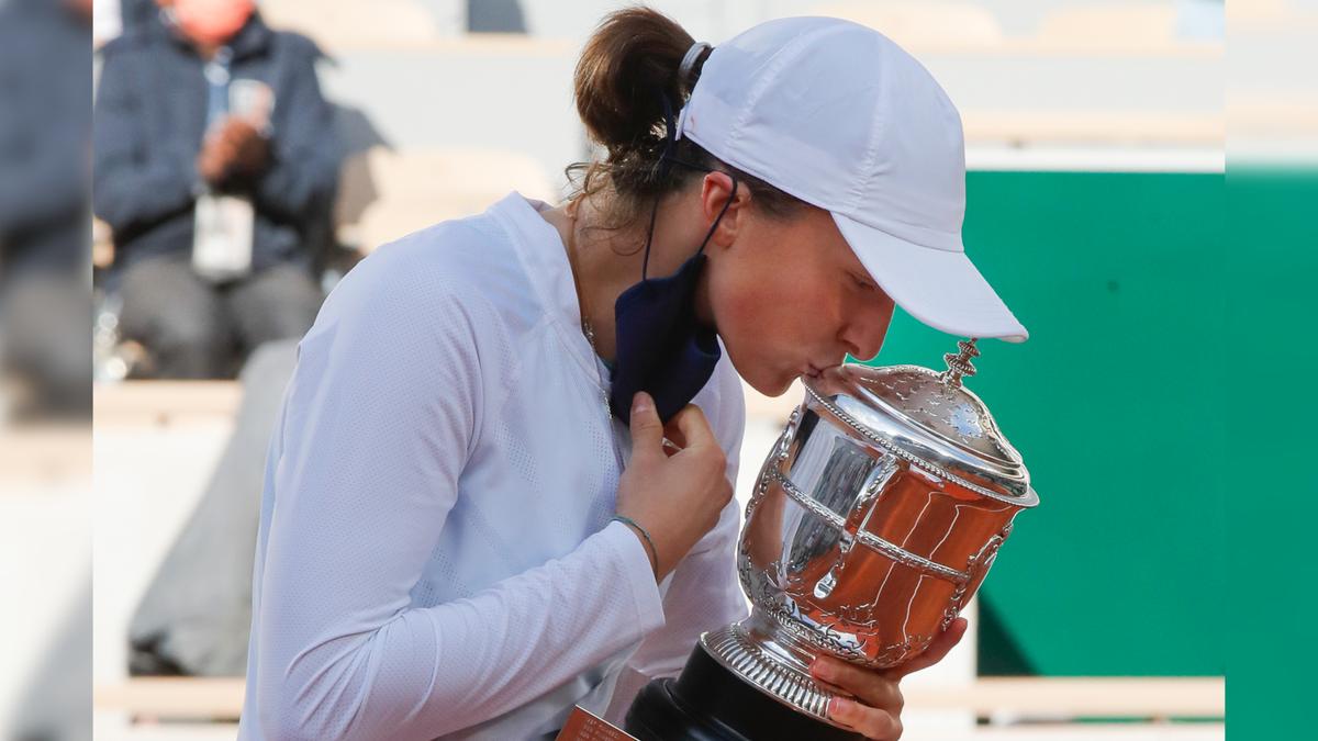 Poland’s Iga Swiatek Beats Sofia Kenin for French Open Title