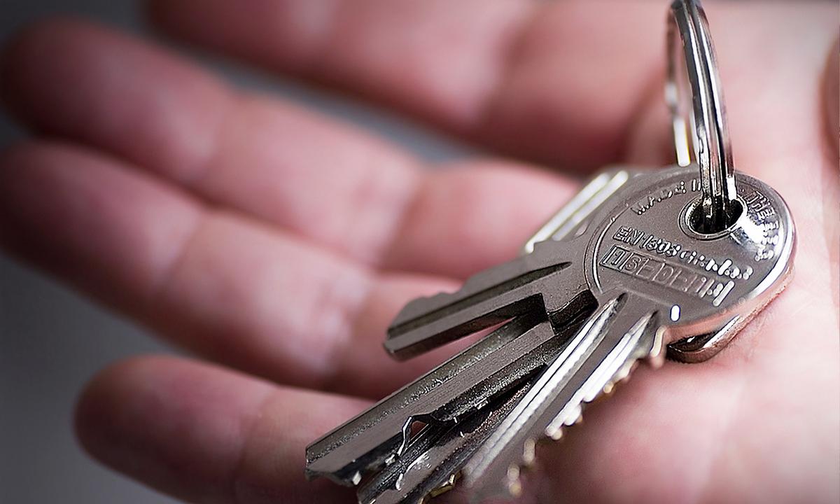 Locksmith Saves Woman From Kidnapper After Seeing ‘911’ Written on Her Hand