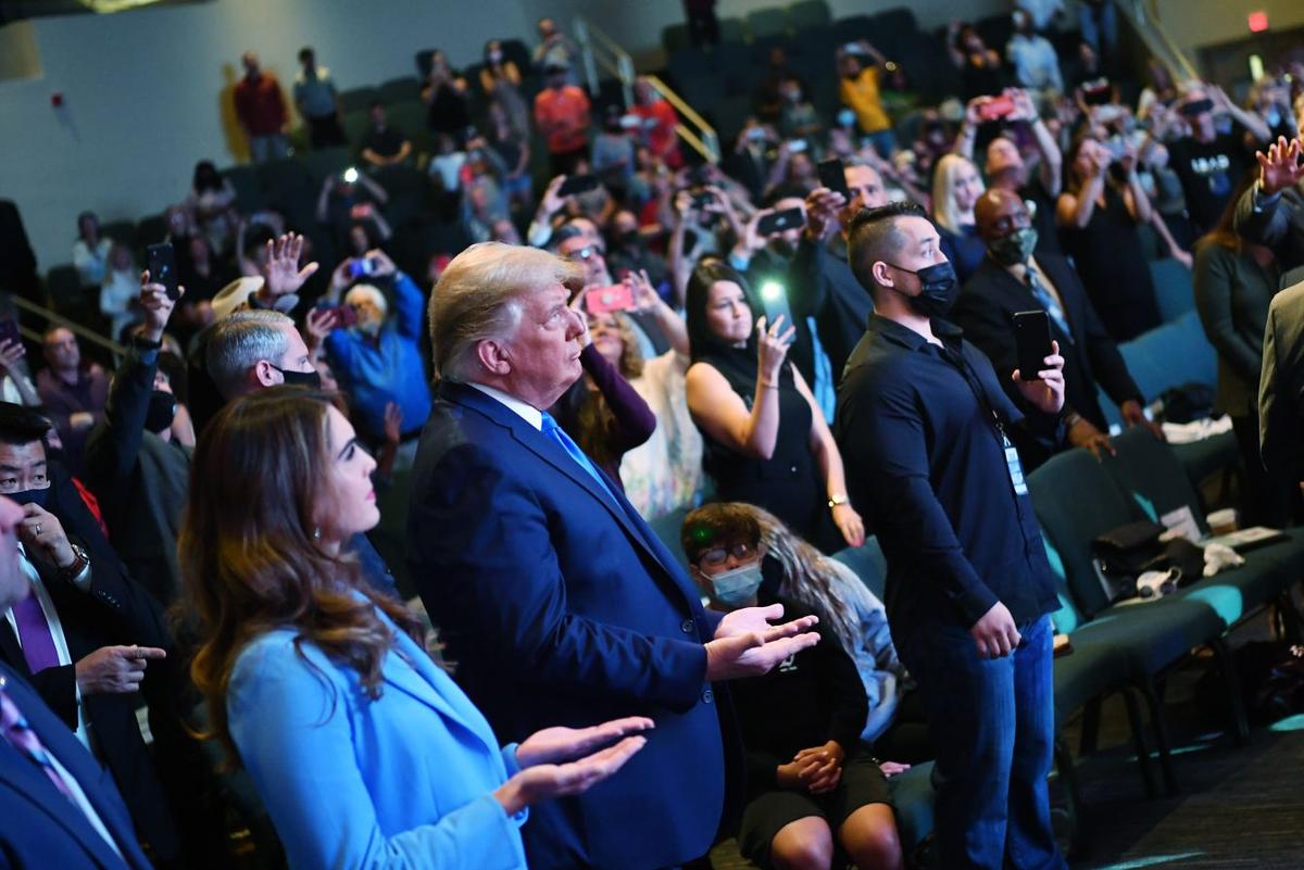 Trump Attends Church Service in Las Vegas, Places Cash in Donation Bucket