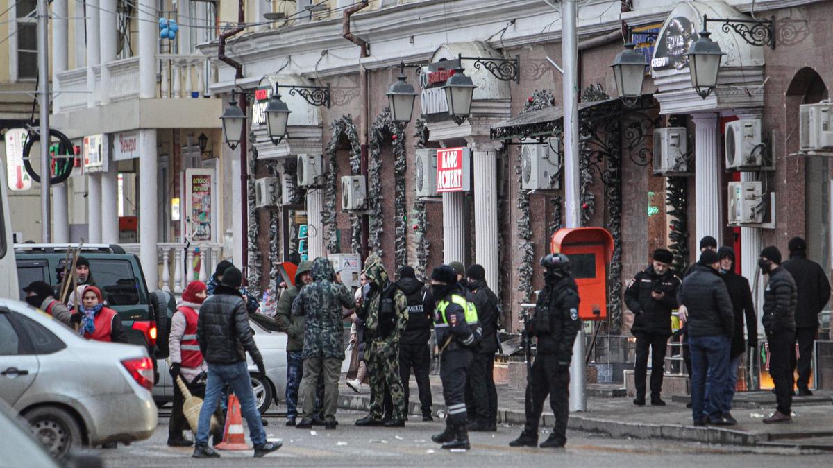 Officer, 2 Suspects Die in Attack on Police in Chechnya