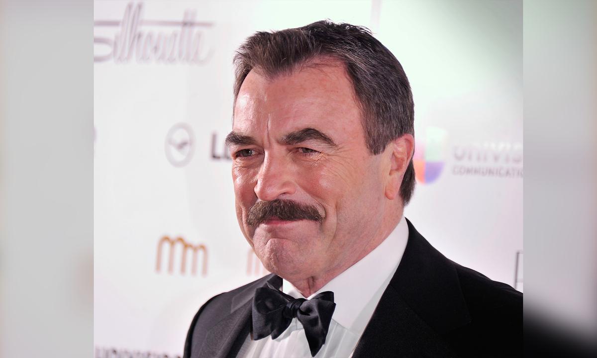 Tom Selleck Tips Server $2020 in Viral ‘Tip Challenge’ Just Days Before 2021