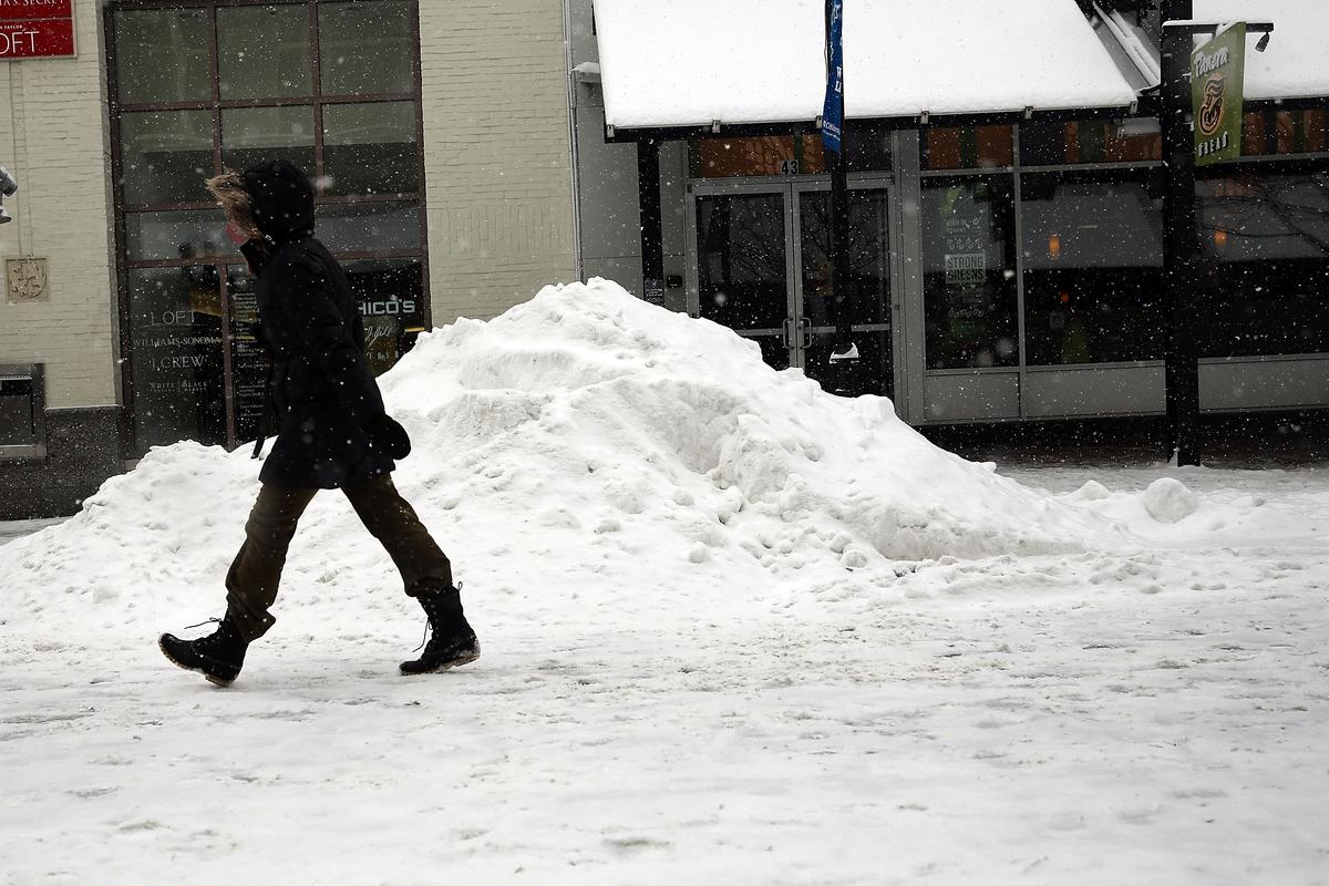 Wind, Rain, Heavy Snow Hit New England, Cause Power Outages