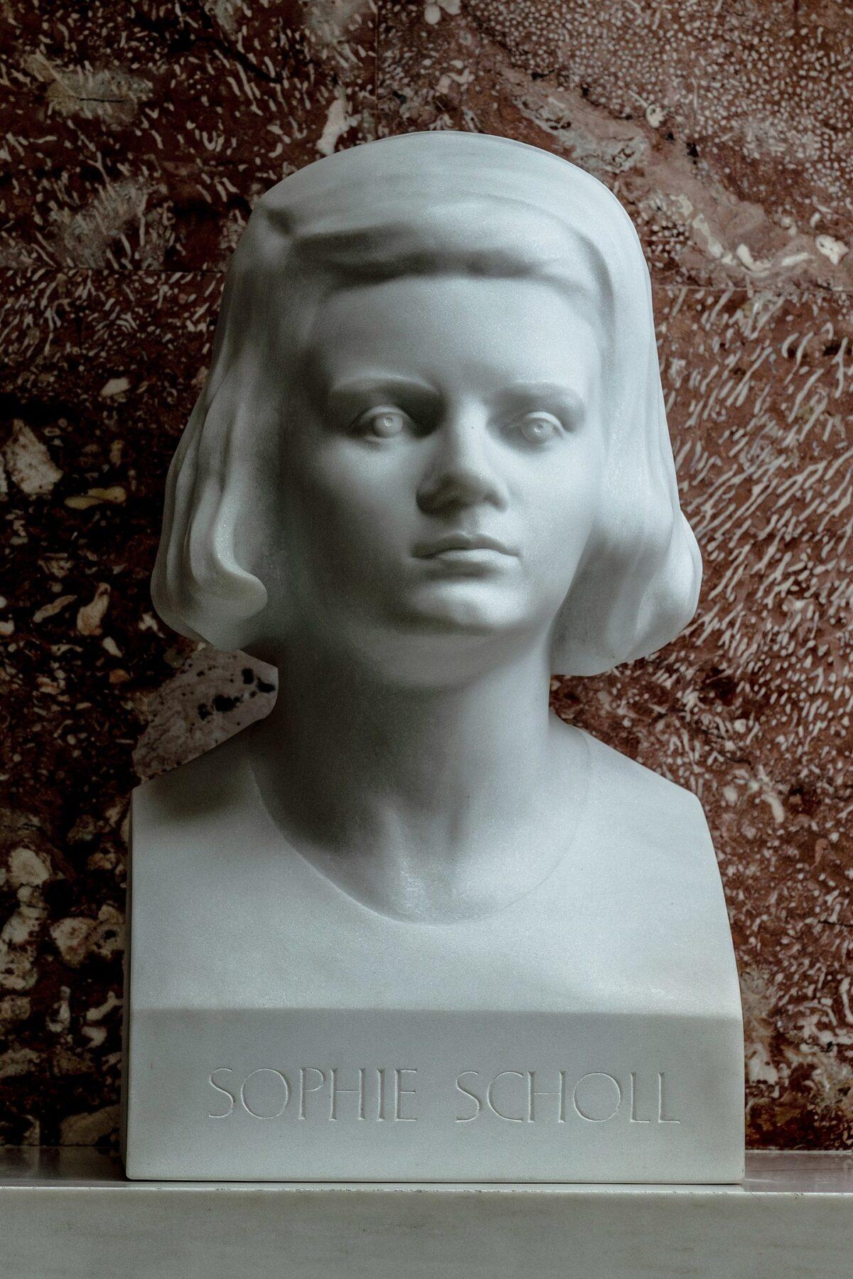 Bust of Sophie Scholl, 2003, by Wolfgang Eckert. In the Walhalla near Donaustauf/Regensburg. (Figurator / CC BY-SA 4.0)