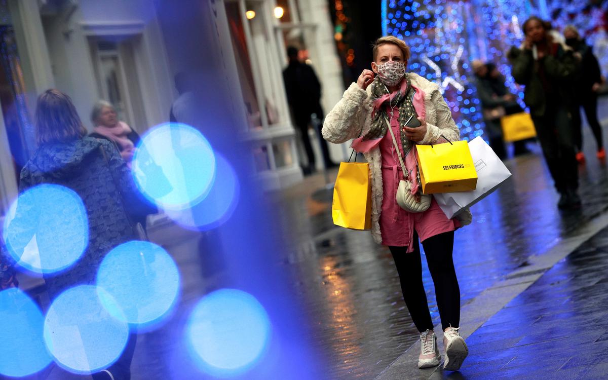 UK Consumer Spending Plunges as New Lockdown Bites: Barclaycard