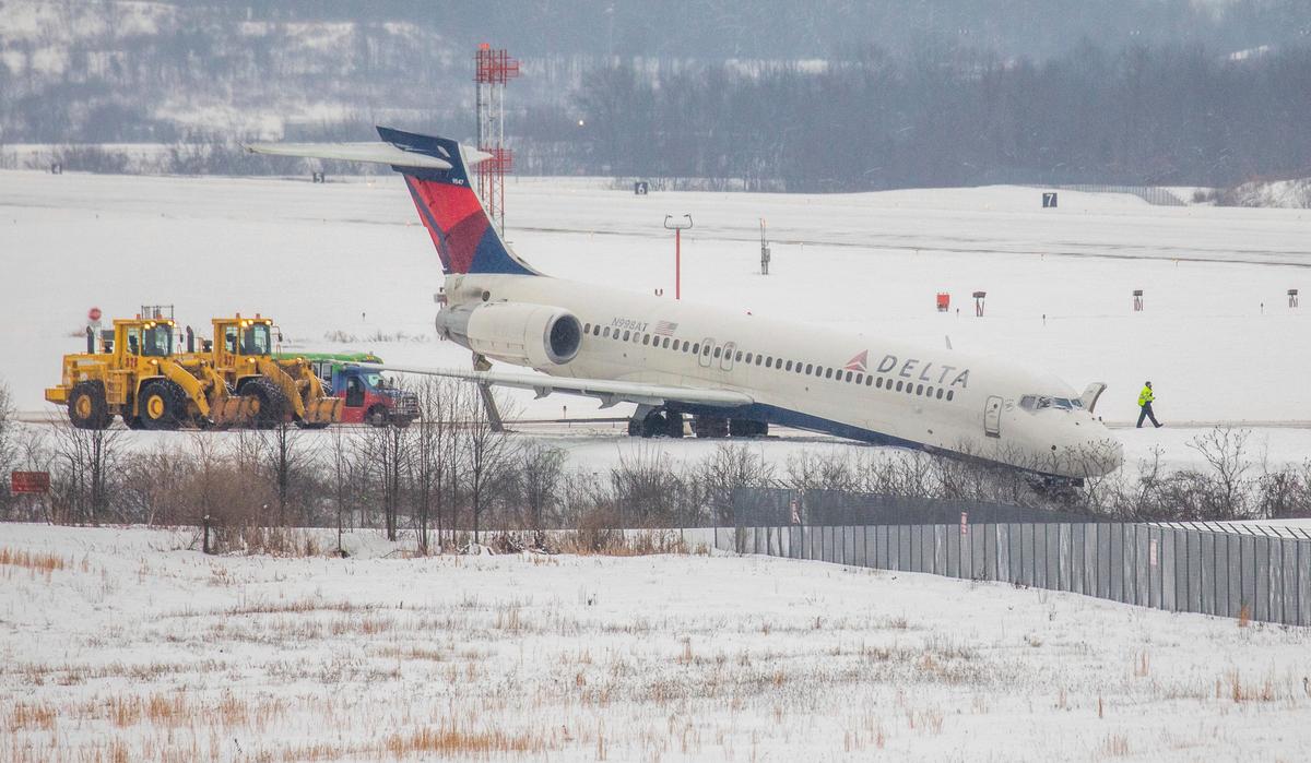 Plane Slides Off Taxiway at Pittsburgh Airport; No Injuries