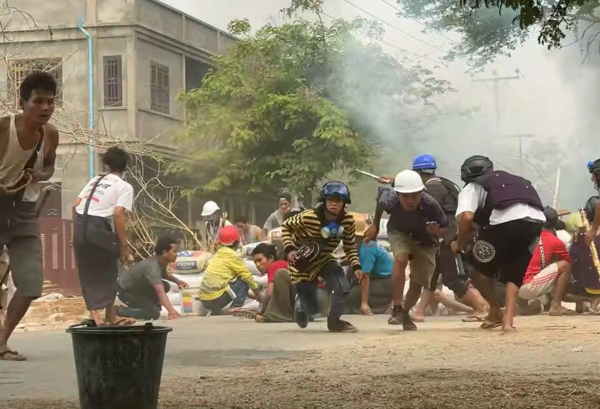 Burma Protesters Defiant as 2 More Killed, Pressure on Junta Grows