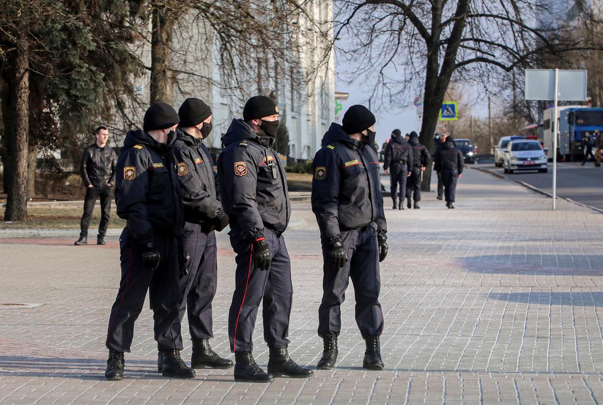 Belarus Police Detain Over 100, Including Opposition Media Editors