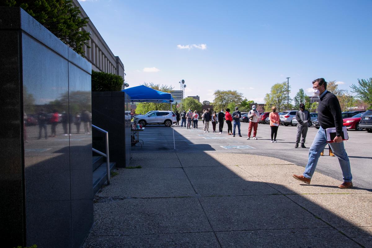 US Weekly Jobless Claims Fall to New 1-Year Low