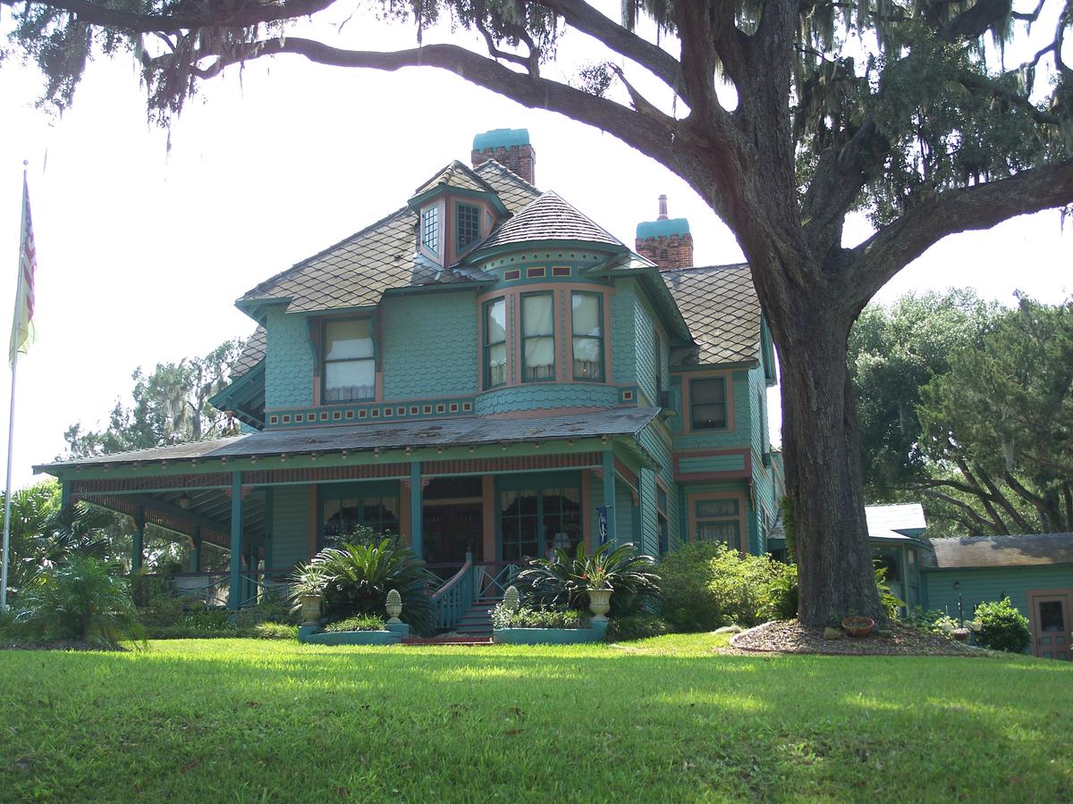 Crescent City, Florida: Small Town Charm With Historic Houses Galore