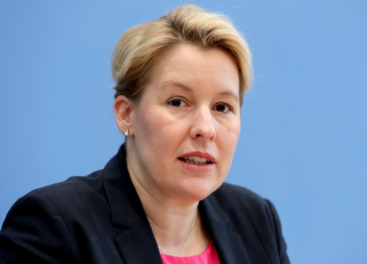 German Ex-minister, Mayor Contender Stripped of Doctorate