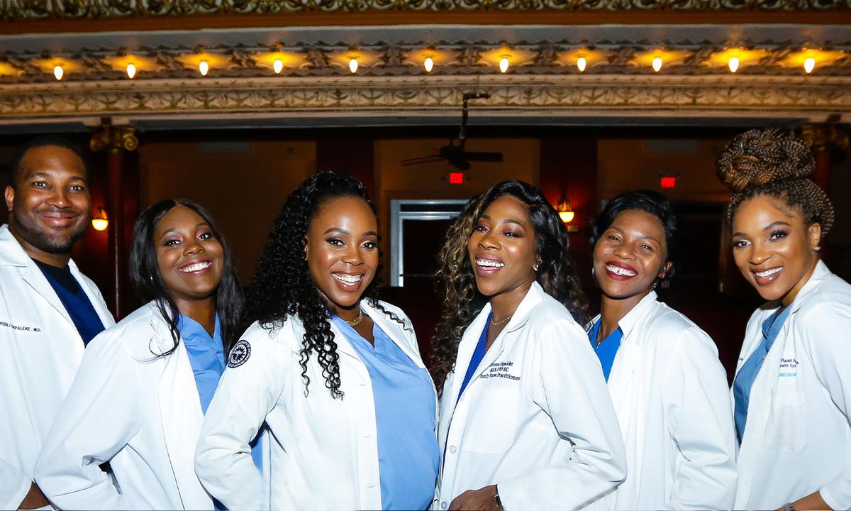 Viral Photo Depicts 6 Siblings Who Practice Medicine, Following in Parents’ Footsteps