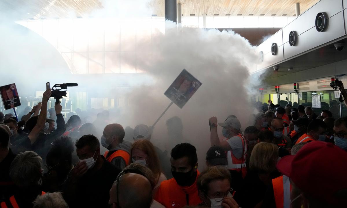 Paris Airport Workers Block Terminal to Protest Pay Cut
