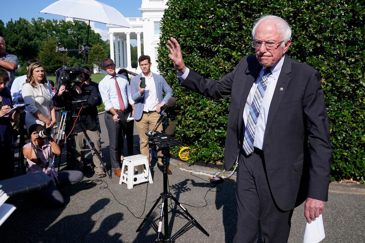 Starbucks CEO Agrees to Testify Before Committee Led by Bernie Sanders