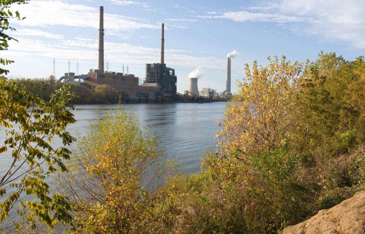 The smoke stacks at American Electric Power's (AEP) Mountaineer coal power plant in New Haven, W. Va., on Oct. 30, 2009. (Saul Loeb/AFP via Getty Images)