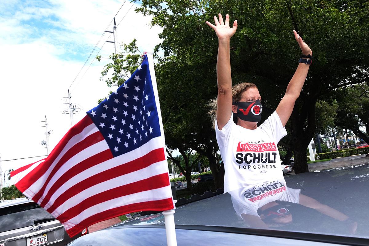 Florida Rep. Wasserman Schultz Discloses Personal Investment in Tech Company Months After Deadline