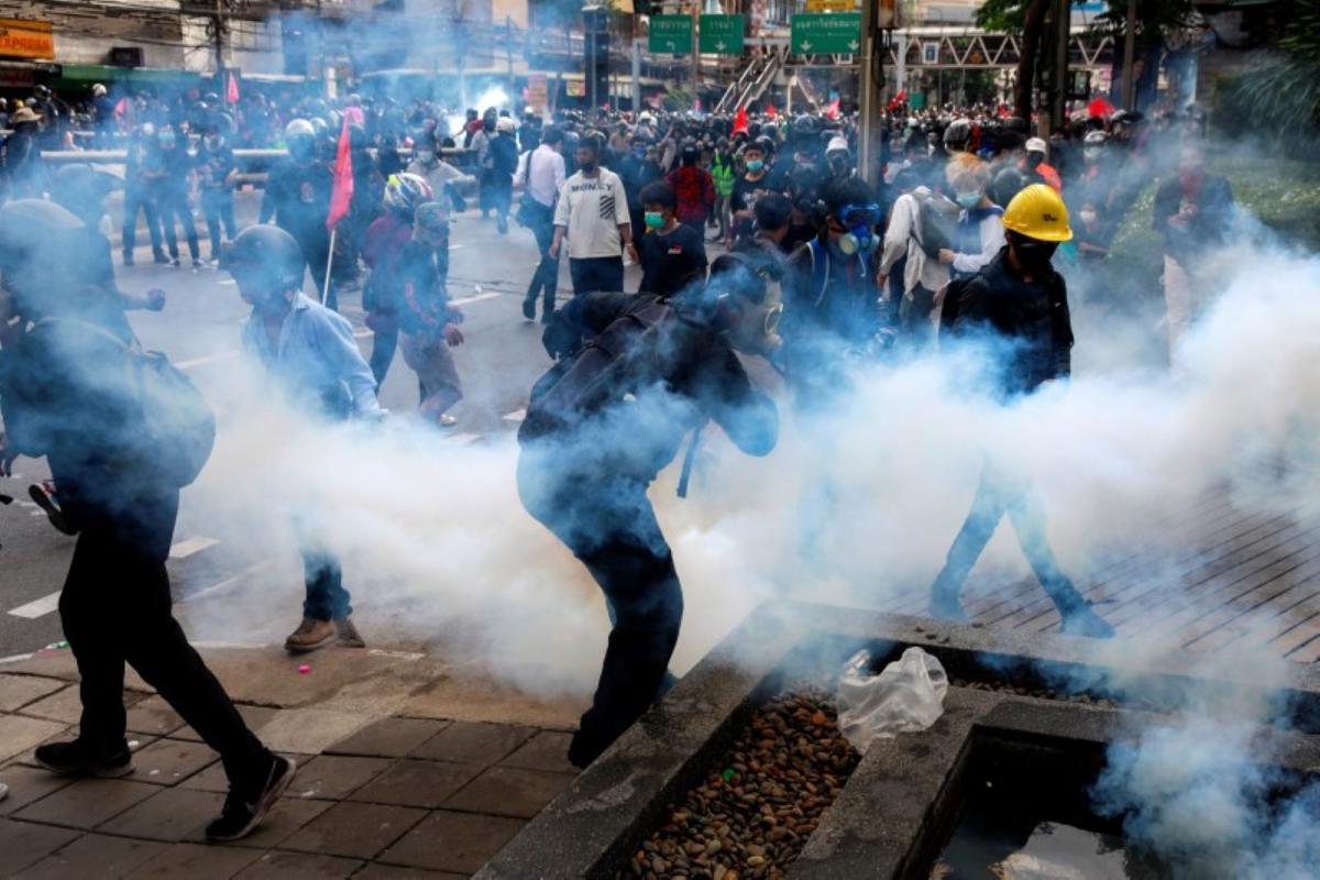 Thai Anti-Govt Protesters Clash With Police in Bangkok
