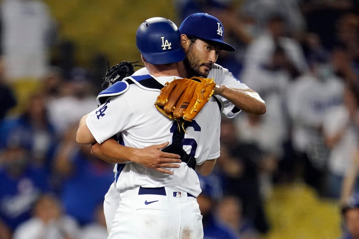 Dodgers Pummel Pirates 9-0 for 6th Straight Win, Gain on San Francisco