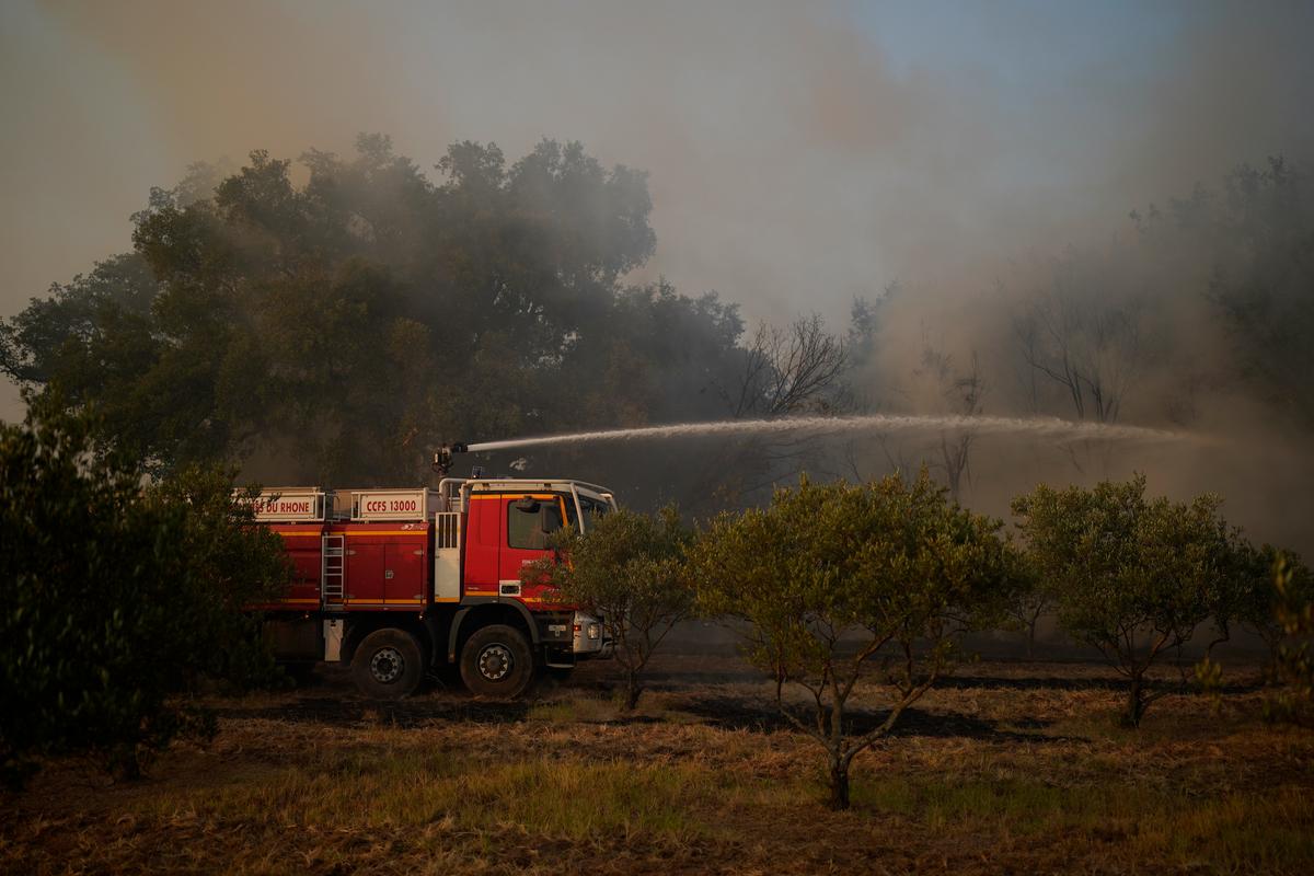 Wildfire Raging Near French Riviera Kills 2, Injures 27