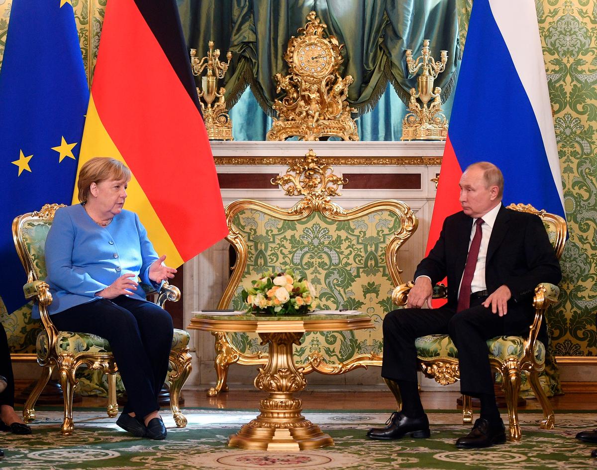 Merkel, Putin Spar Over Navalny but Vow to Maintain Dialogue